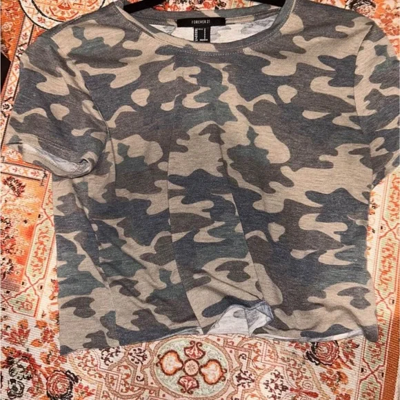 Cropped army green, smoke free home! Size small - Picture 3 of 3